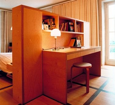 Bureau et rangements intégrés en bois clair