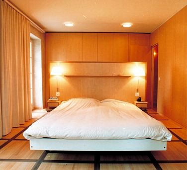 Chambre entièrement boisée, rangements intégrés