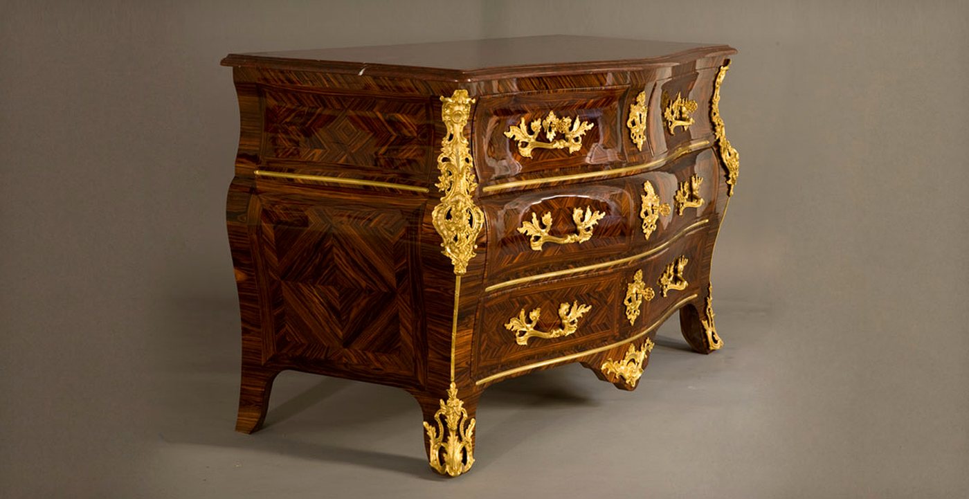 Commode galbée en marqueterie à bronzes dorés