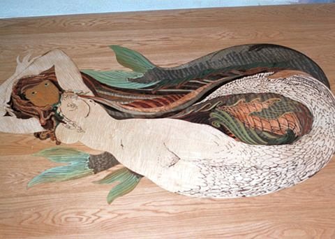 Panneau de marqueterie en bois clair, figure allongée