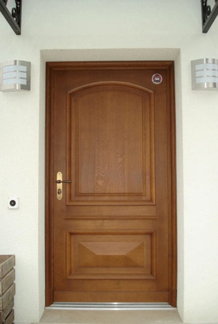 Porte d'entrée en bois massif à panneaux
