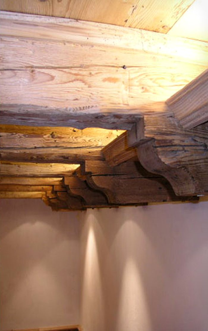 Plafond à poutres anciennes